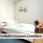 Διαμέρισμα 12 Fewos Im Jugendstilhaus Mit Aufzug, Grosser Terrasse, Kingsize-betten, 250mbts Wlan, 55 Zoll Smart-tv - Nur Ein Kurzer Spaziergang Durch Den Park Venedig Zur Kraemerbruecke - Gaststaette Im Haus *