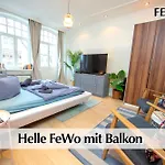 12 Fewos Im Jugendstilhaus Mit Aufzug, Grosser Terrasse, Kingsize-betten, 250mbts Wlan, 55 Zoll Smart-tv - Nur Ein Kurzer Spaziergang Durch Den Park Venedig Zur Kraemerbruecke - Gaststaette Im Haus
